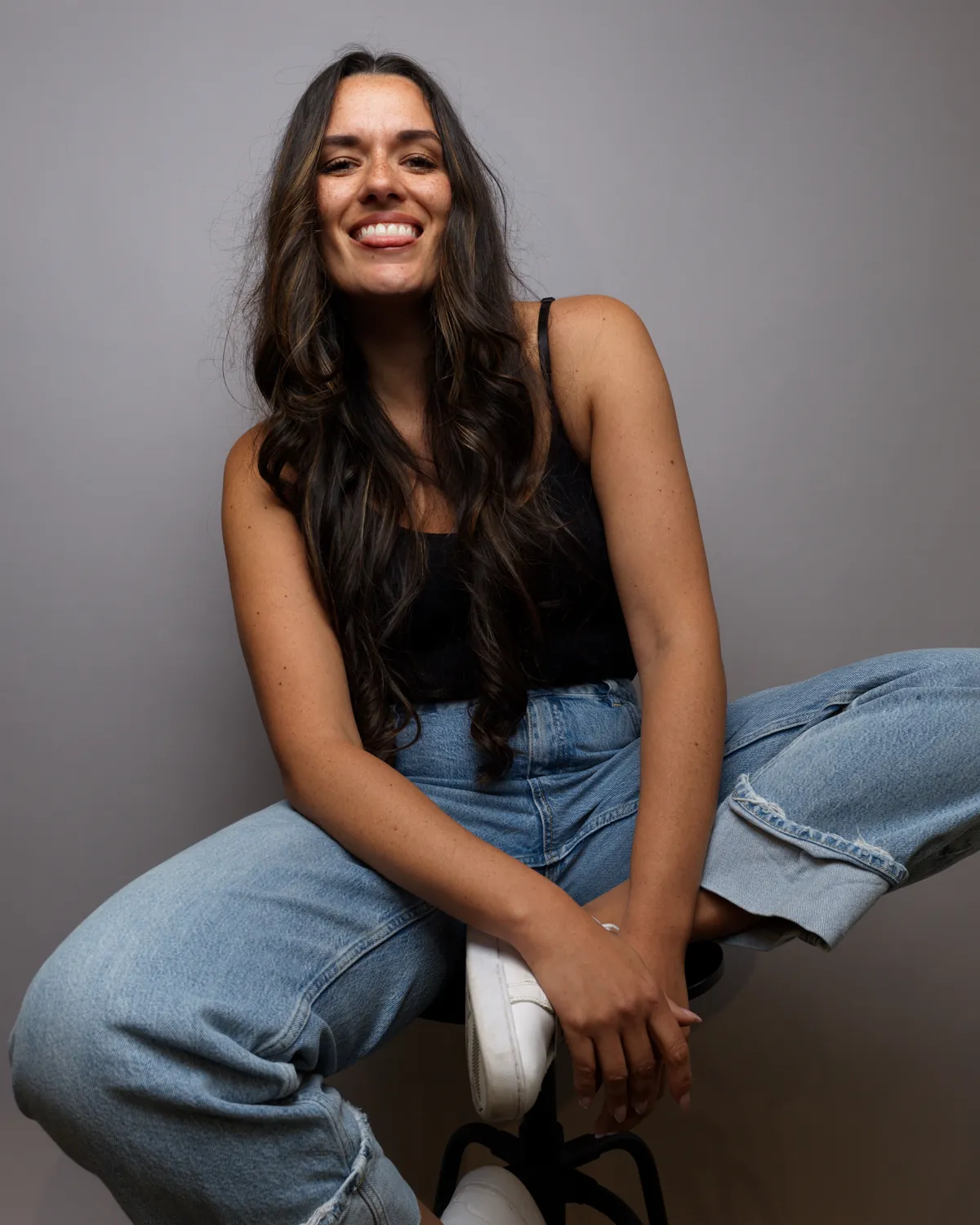 Daniela Gaubig lächelnd im Studio, Porträt für Modelling